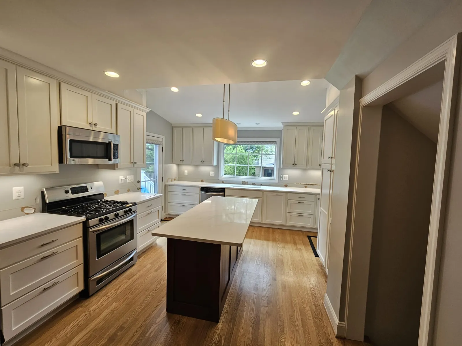 Finished white shaker kitchen built by Valdor